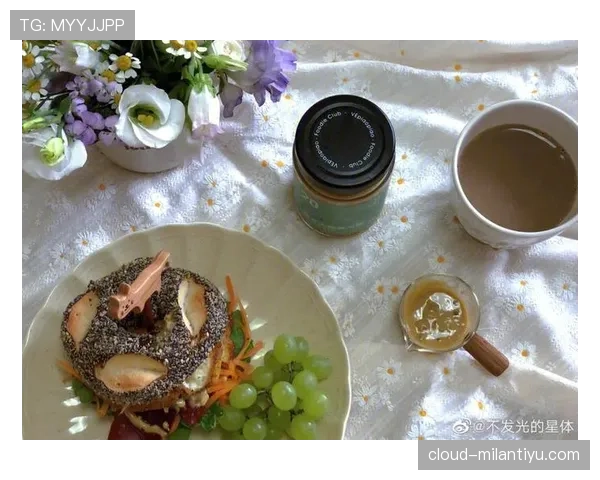 吴柳芳的随手早餐照，桌上那个包比我年终奖还抢镜